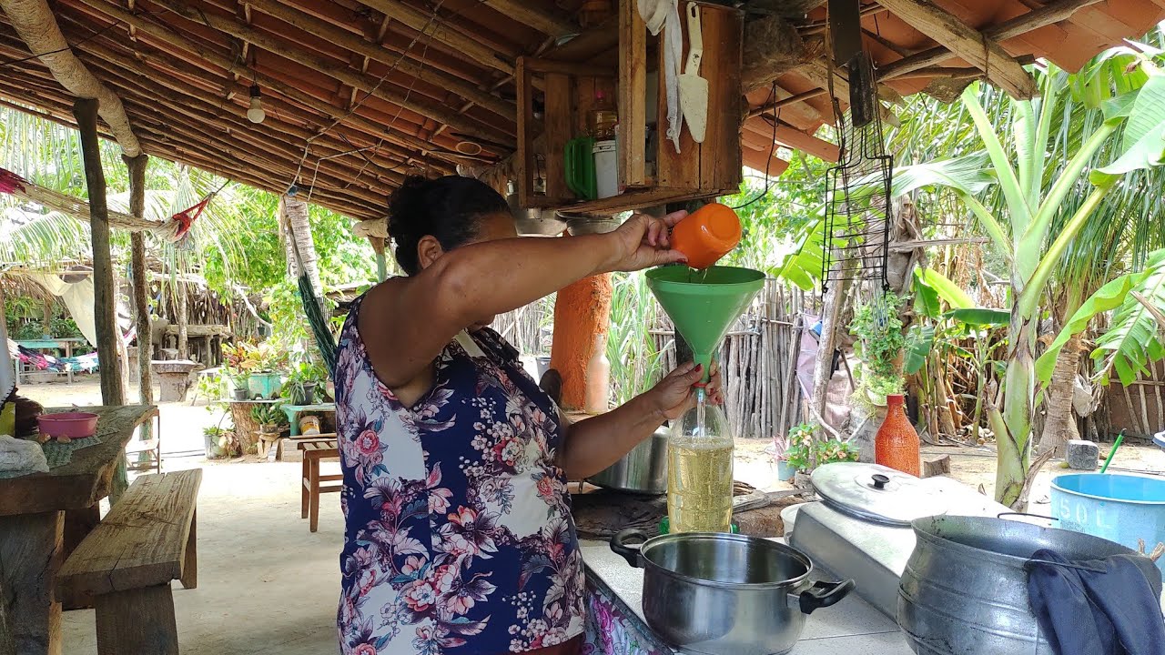 MANHA NA ROÇA FAZENDO ÓLEO DE COCO NATURAL NO FOGÃO A LENHA 