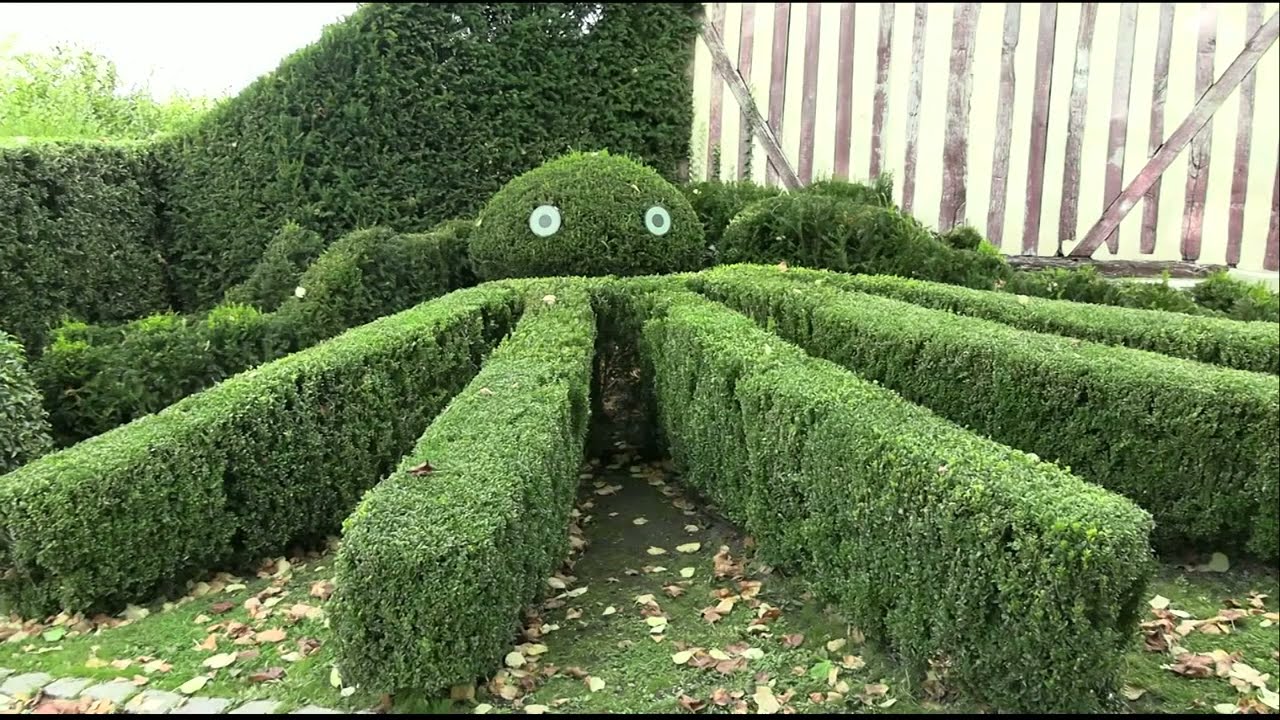 Normandie ,,(région de Lisieux  )Château et jardins  de  Boutemont