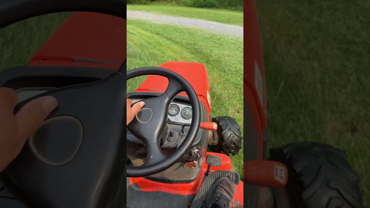 Cortando zacate en el tractor 🚜 #shortsvideo