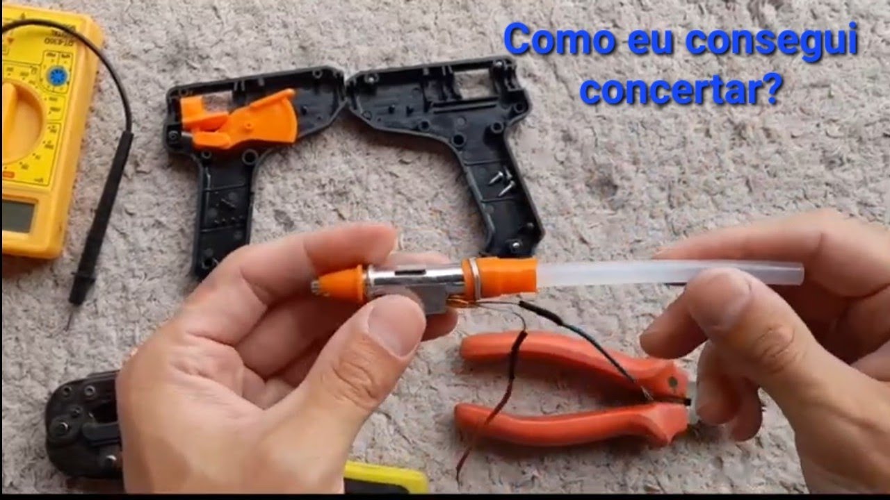 Conserto de uma pistola de cola quente.