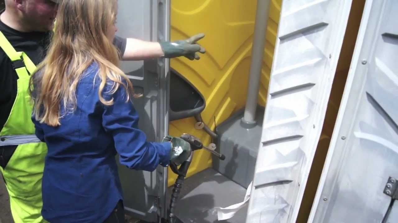 Wie reinigen sie ein Dixi Klo? Selbstversuch auf dem Festival