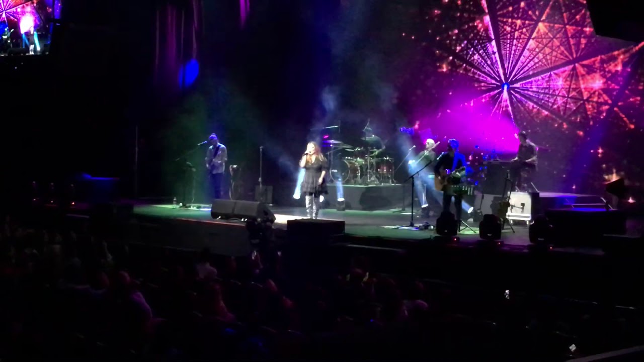 Amaia Montero - Revolución (En Vivo) | Gran Arena Monticello