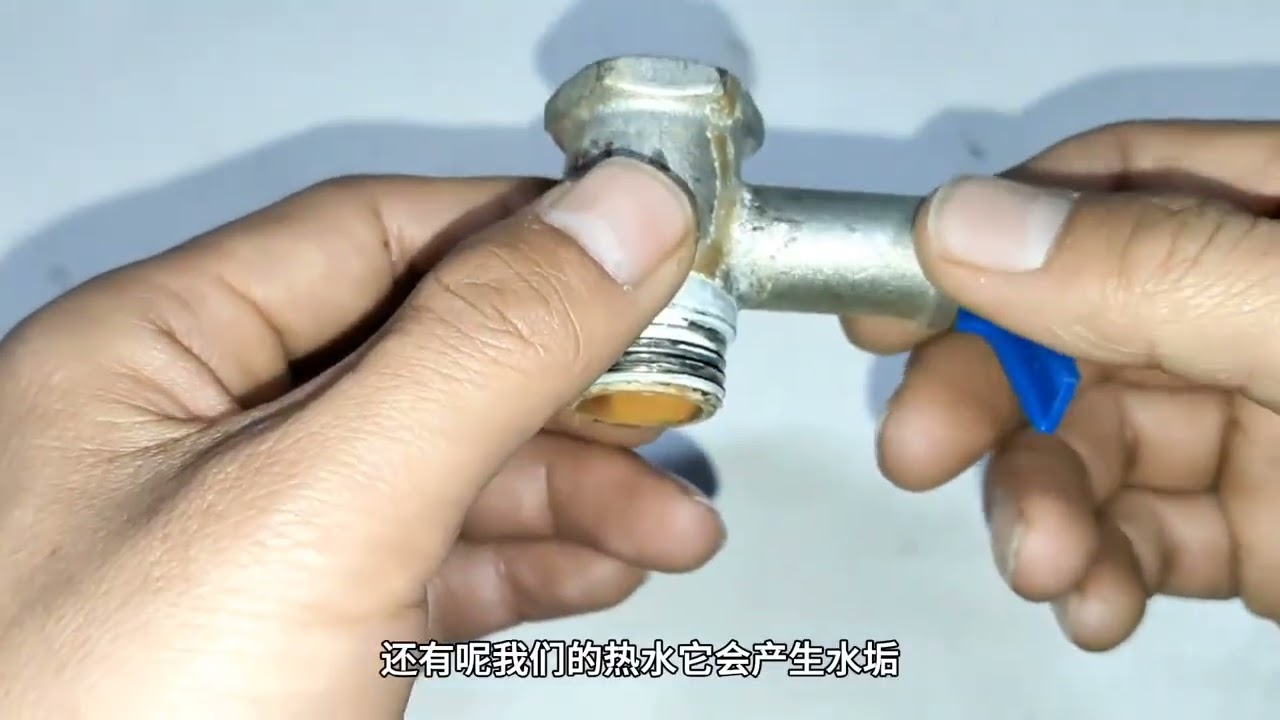 电热水器上的安全阀不要安装反了，很多人不知道，教你正确方法 #电热水器 #热水器安全阀 #技术分享 #水电工知识 #小发明大作用