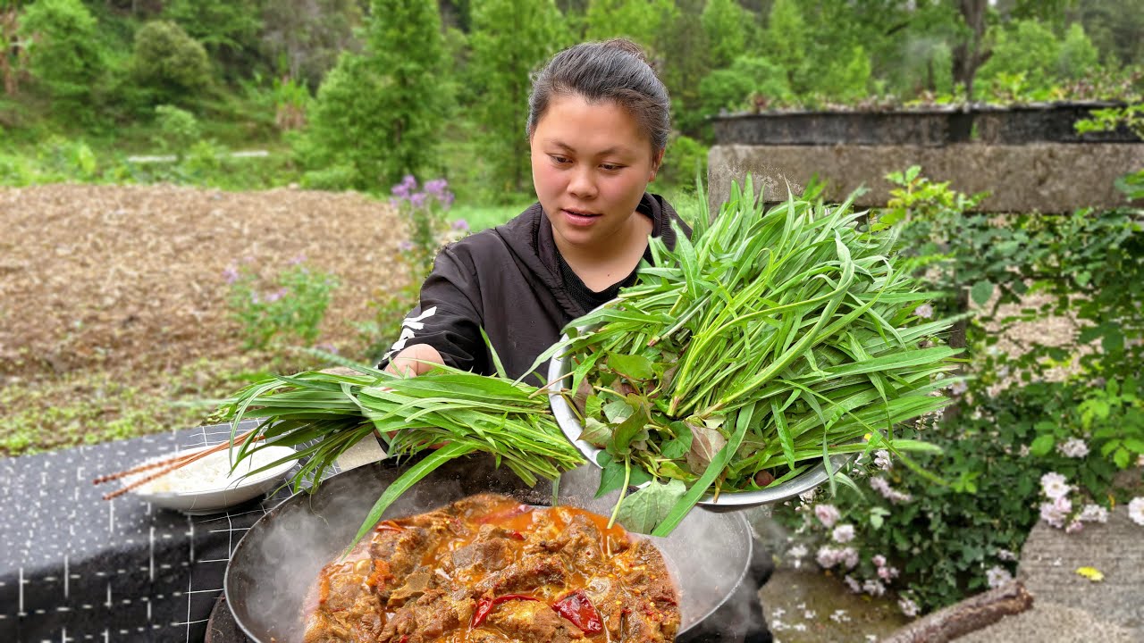摘了很多新鲜野菜，配着一锅香辣猪骨吃过瘾 Fresh wild vegetables paired with pork bones are delicious