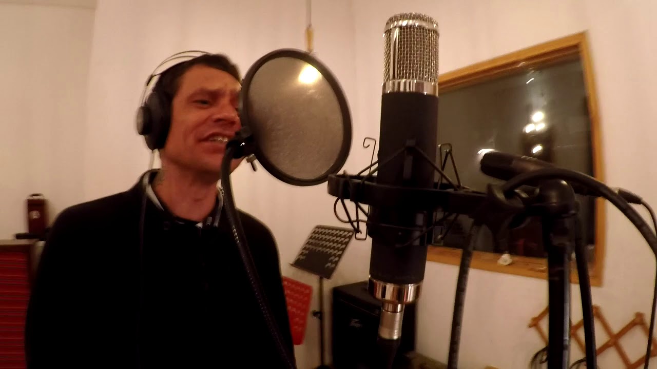 Alexis Korfiatis grabando voces del single Seven