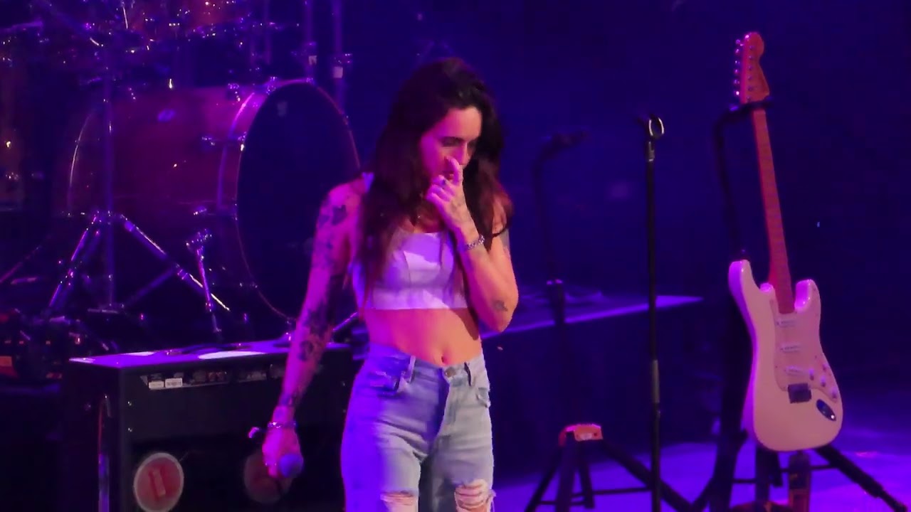 2022 08 25 Bea Miller - Outside
