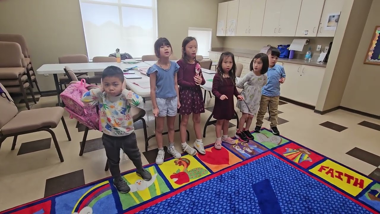 Các con tập hát ngày Tết 