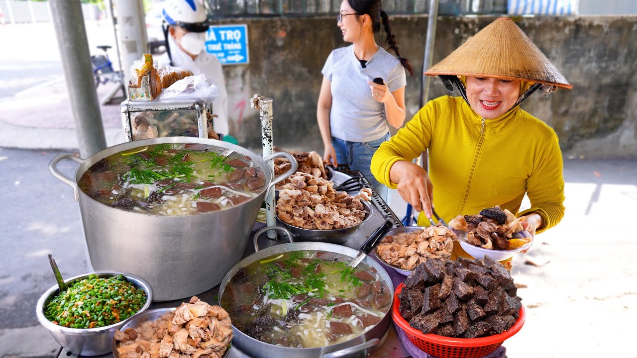 Phát mê nồi bánh canh vịt bột xắt ngon rẻ, khách đông chị gái múc bán mỏi tay không kịp