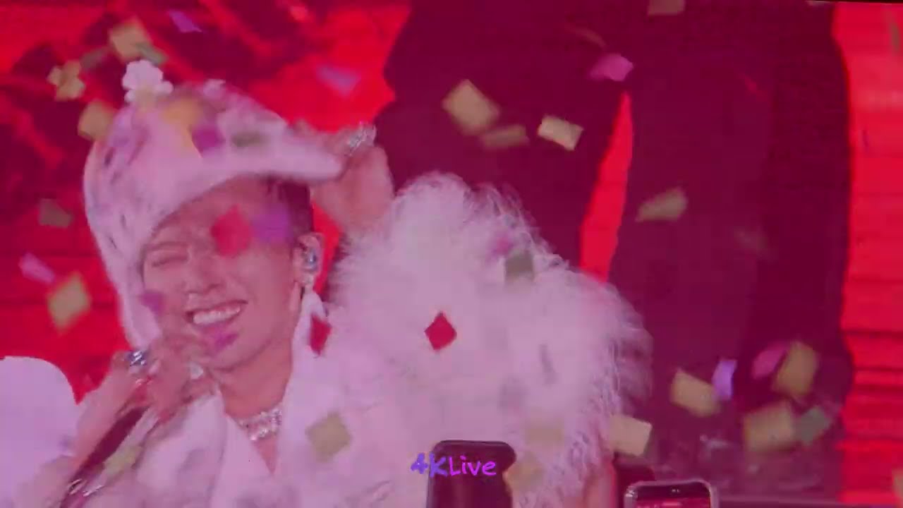 GDRAGON 지드래곤 지디 Today + Crooked while Walking near FAMs ard the stage - Seoul Encore Day 3 20251214