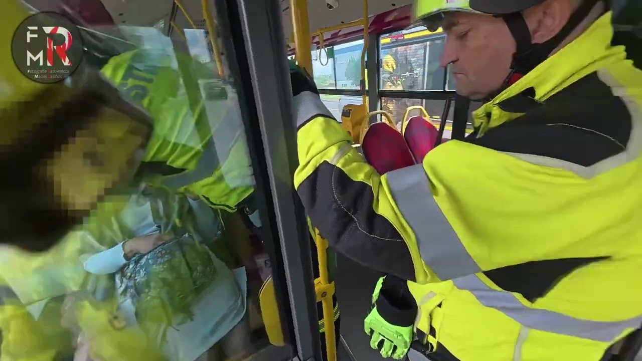 WYPADEK z udziałem autobusu miejskiego, jedna osoba poszkodowana. Ożarów Maz. Poznańska