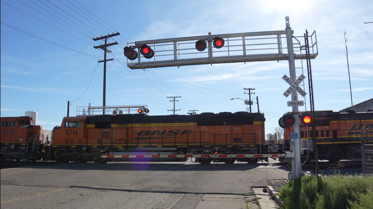 BNSF 8283 Port Yard Local With SD70MAC & Dash 8 East | S Commerce St. Railroad Crossing, Stockton CA