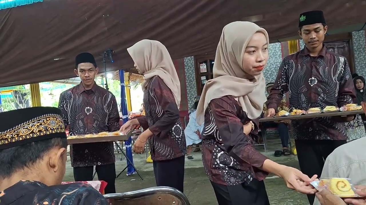 Resepsi Pernikahan, Ngrombot 