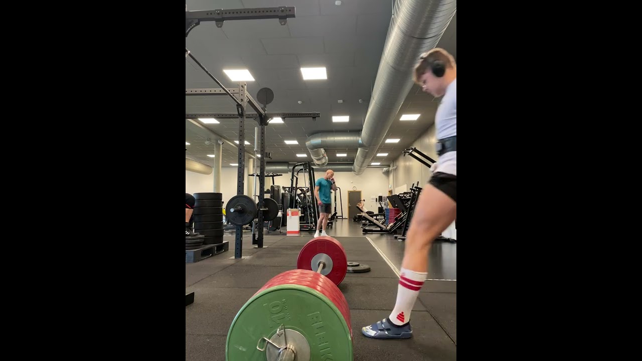Guy tears his hamstring while doing a heavy PR deadlift! #shorts