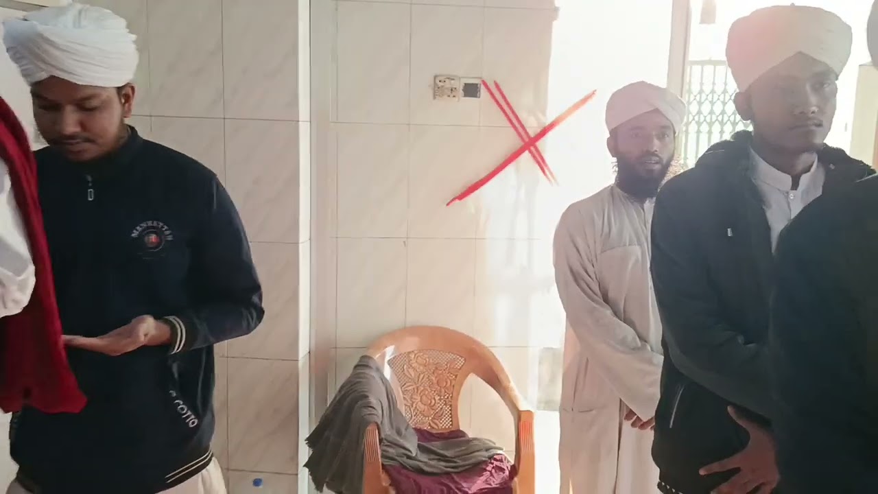 জামিয়াতুল মদিনার ছাত্রদের মাঝে দোয়ায়ে মদিনার দৃশ্য।