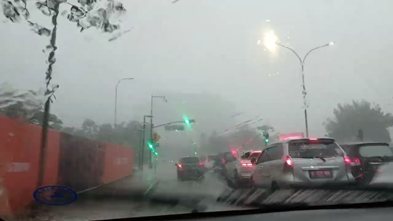 BSD hujan lebat, jalan gelap