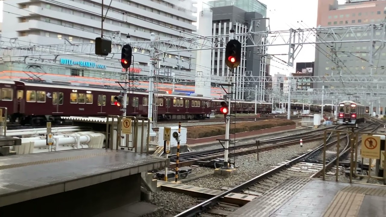 阪急電車大阪梅田駅3本同時発車シーン9305準特急京都河原町・1016西北シャトル・7002リニューアル普通雲雀丘花屋敷