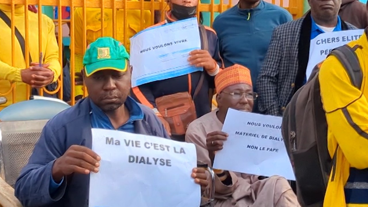 BAFOUSSAM : DES MALADES INSUFFISANTS RÉNAUX MANIFESTENT DEVANT L'HÔPITAL RÉGIONAL