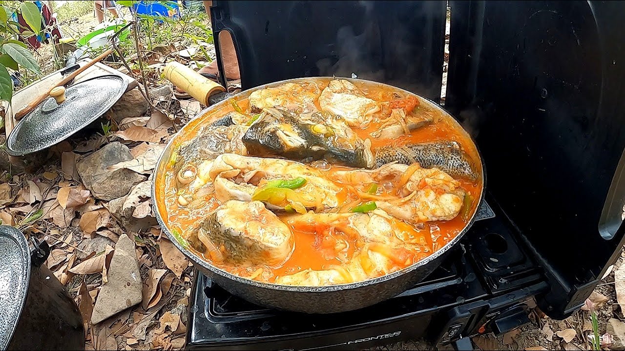 Montamos acampamento e fizemos moqueca de peixe fresco na beira do rio