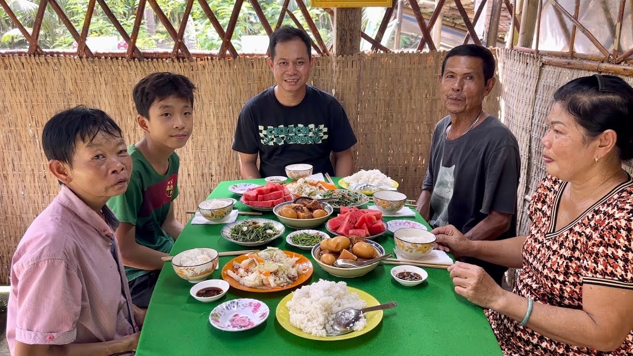 Thịt Kho Trứng Nước Dừa Chấm Gỏi Rau Càng Cua Bữa Cơm Ngon Của Gia Đình /at6n