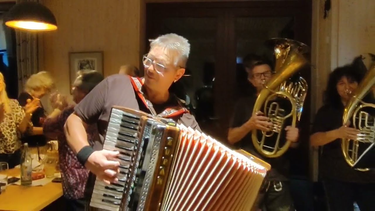 Eine Herde wei&szlig;er Schafe-Rucksackmusikanten-H&uuml;ttenabend Berghaus-11.09.24