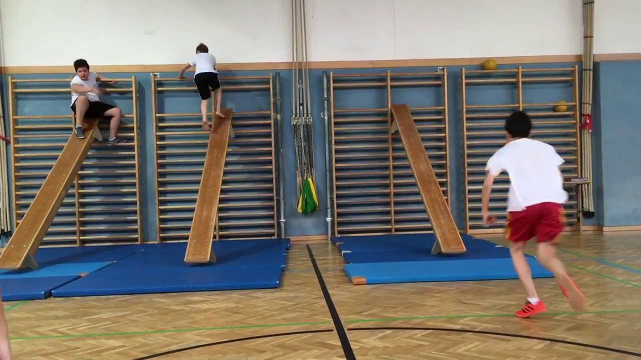 Langbank und Sprossenwand- Sportunterricht
