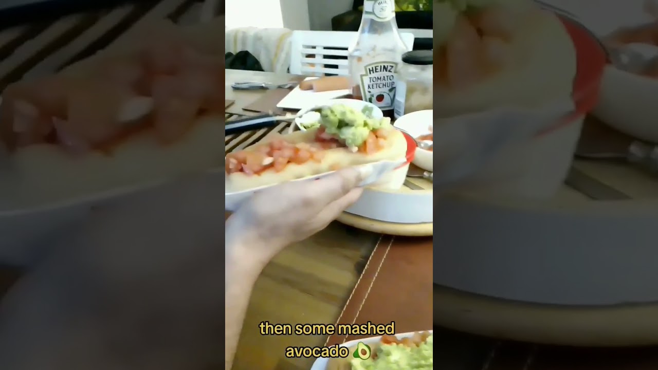 Como hacer completos - how to make a Chilean hotdog in 30 seconds 