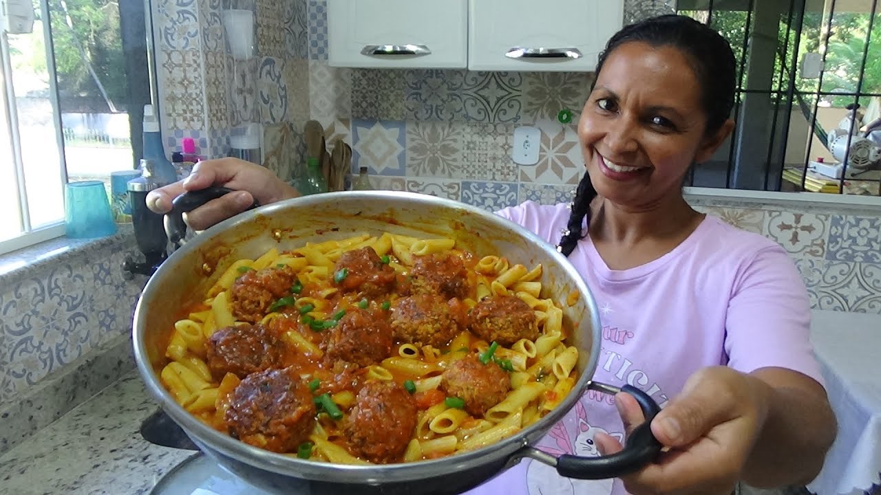 COMO FAZER RENDER A COMIDA PRA FAMÍLIA TODA COM 200 GRAMAS DE CARNE MOÍDA. UMA BATATA E UMA CENOURA