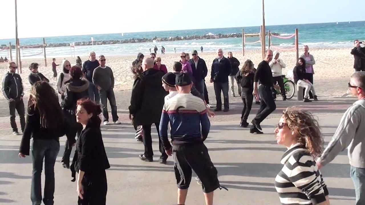 יש בי אהבה - ריקודי עם - חוף גורדון -  Dancing @ Gordon Beach