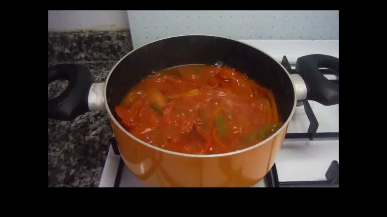 Итальянская кухня.Паста Фетучини и соус из сладкого перца.Salsa ai peperoni