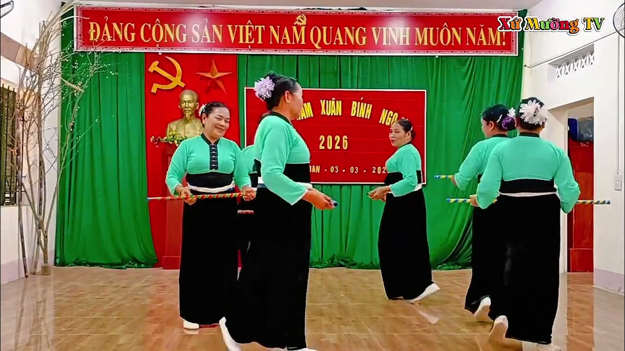 Múa Tiếng chày trên sóc bom Bo biểu diễn đội văn nghệ cao tuổi bản Tân Ban xã Bắc Yên 
