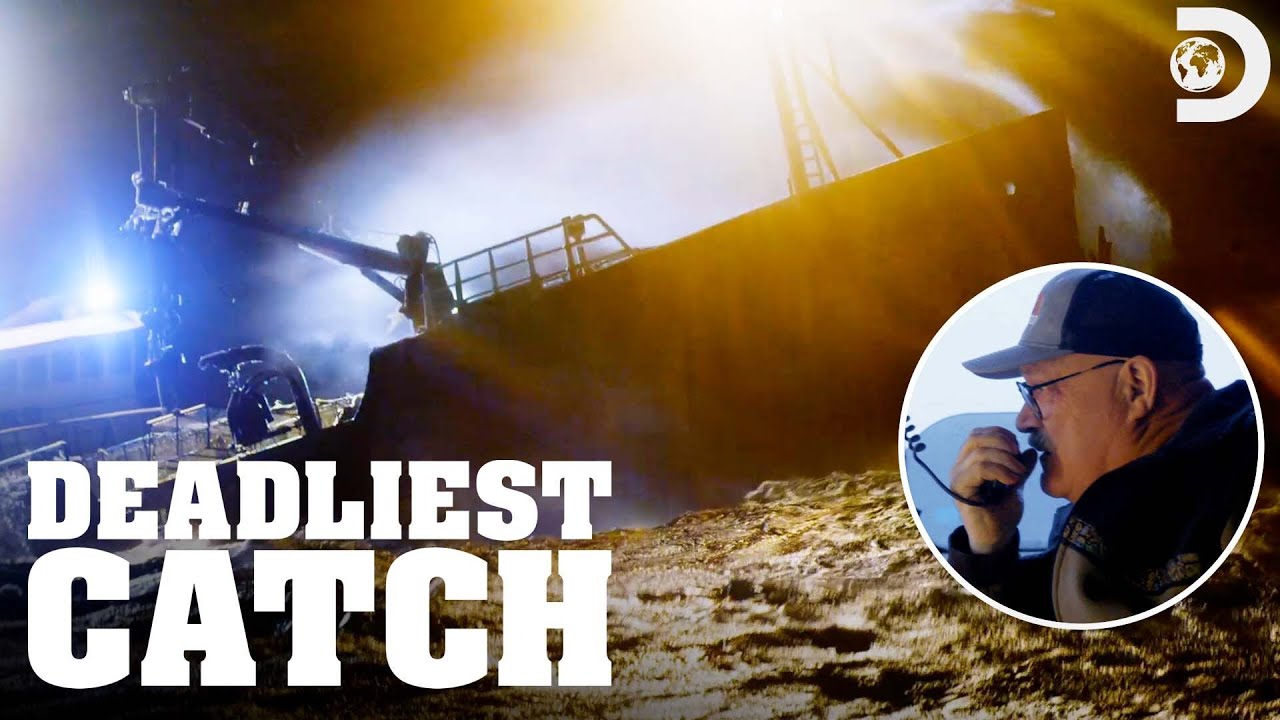 The Wizard Is Rocked with 30 Foot Waves | Deadliest Catch
