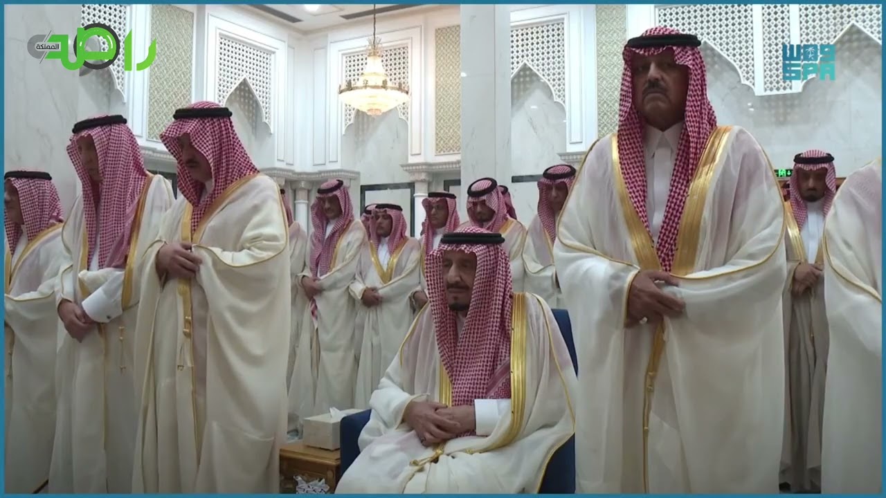 ‏خادم الحرمين الشريفين‬⁩ يؤدي صلاة ⁧‫عيد الفطر‬⁩ المبارك في قصر السلام بجدة