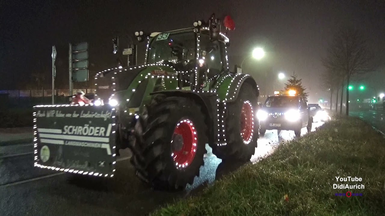 Trecker Parade für Christmas durch Aurich 210 weihnachtlich geschmückte Trecker, Traktoren Schlepper