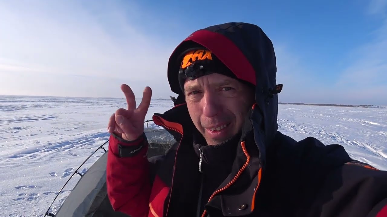 В этой лунке,тоны Окуня ! Один на льду , в сильный мороз !