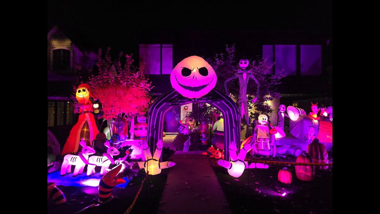 Checking out Halloween home decorations around Burnaby   2025