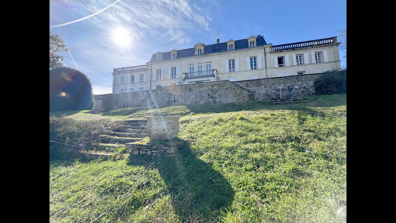 Au cœur d’un magnifique domaine de 10 hectares, superbe propriété de caractère...