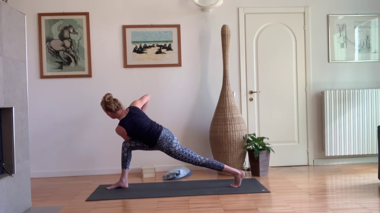Lezione intermedia/multilivello Anusara Yoga