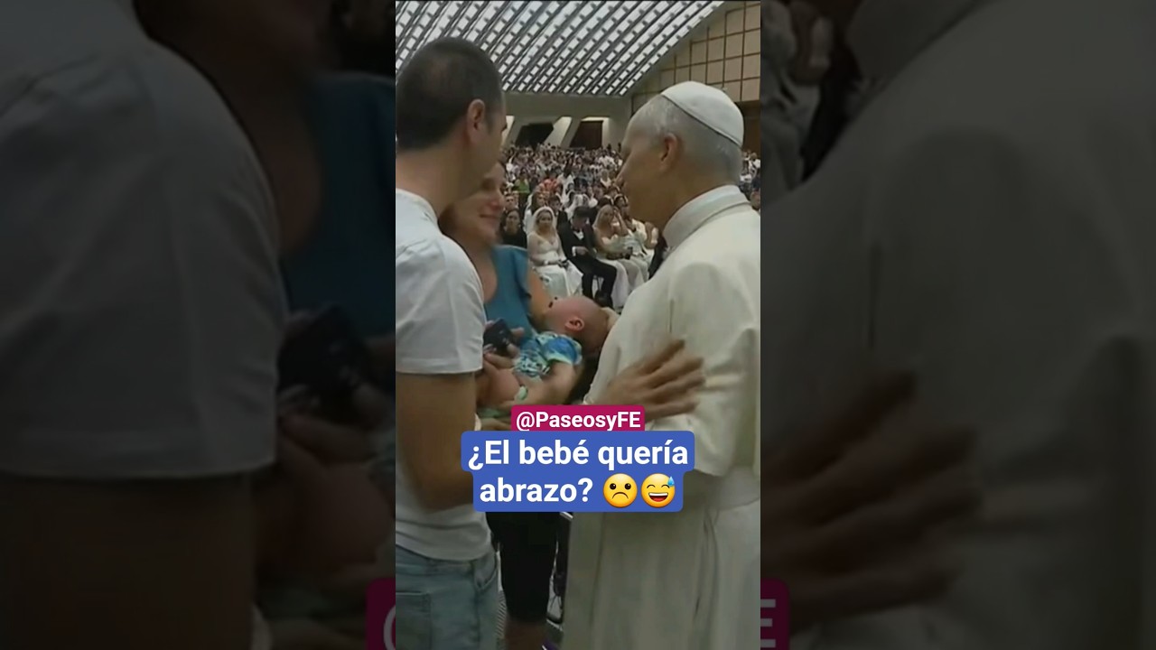 Este beb&eacute; no recibi&oacute; el abrazo del Papa ☹️💕 pero s&iacute; una selfie familiar #papa #conmovedor 😅❤️