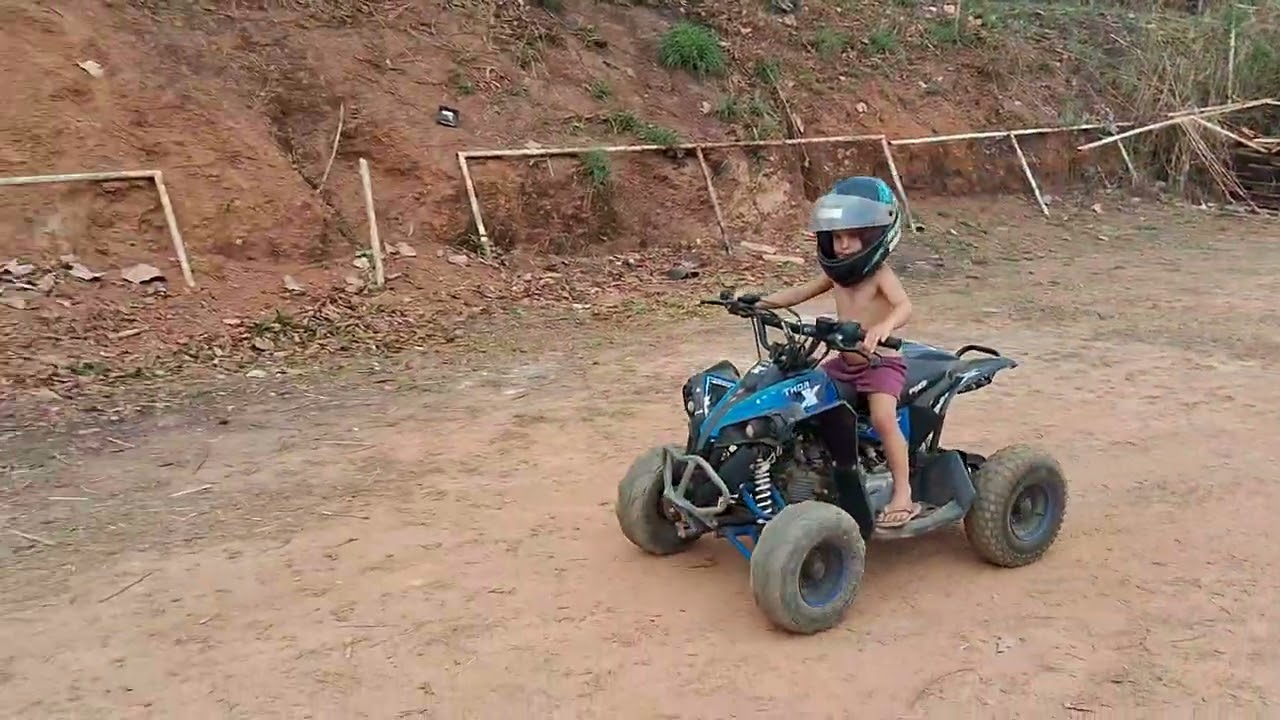 Aos poucos ela está aprendendo a pilotar o seu Quadriciclo de 90 cc  linda do papai 