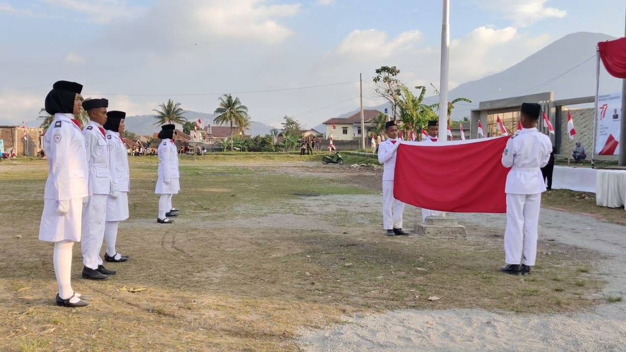 UPACARA PENURUNAN BENDERA MERAH PUTIH PADA HARI KEMERDEKAAN RI KE 77 KECAMATAN KADUNGORA