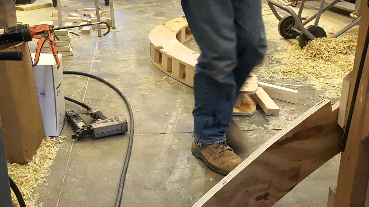 Curved roof assembly for tiny house