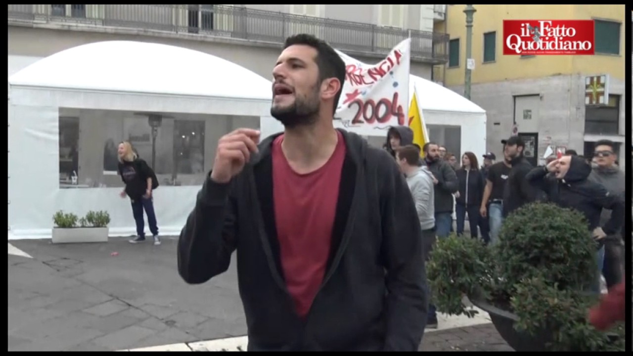 Benevento, bombe carta e fumogeni per l'arrivo di Renzi a iniziativa per il Sì. Cariche della polizi