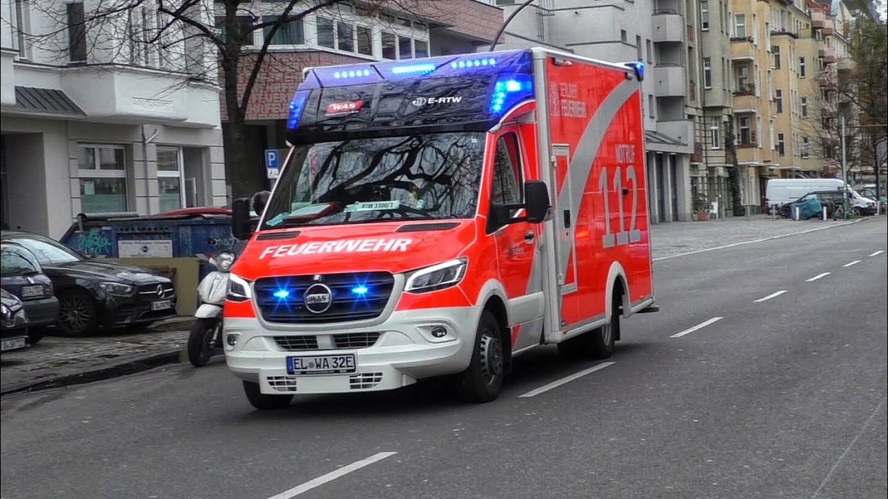 [Berliner Feuerwehr setzt auf E-Mobilität / Wachausfahrt] 2x E-RTW 3300/1 Feuerwache Suarez