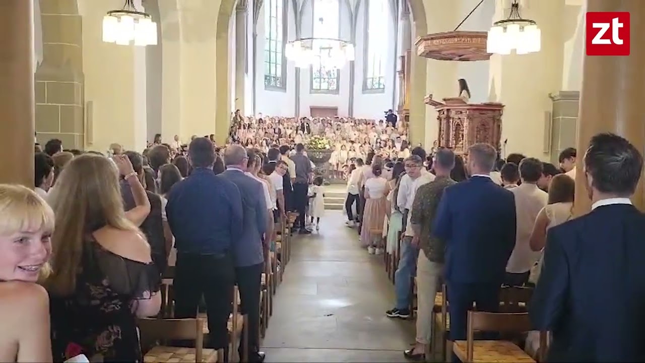 Zofinger Schulkinder singen "Morn gömmer id Ferie" beim Kinderfest 2024