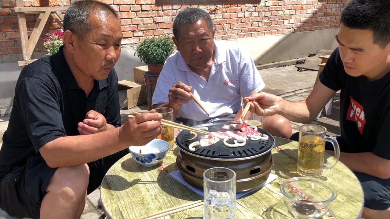 阿远弄铁板烤肉，五花肉、牛肉铁板一烤，一口肉一口啤酒真过瘾