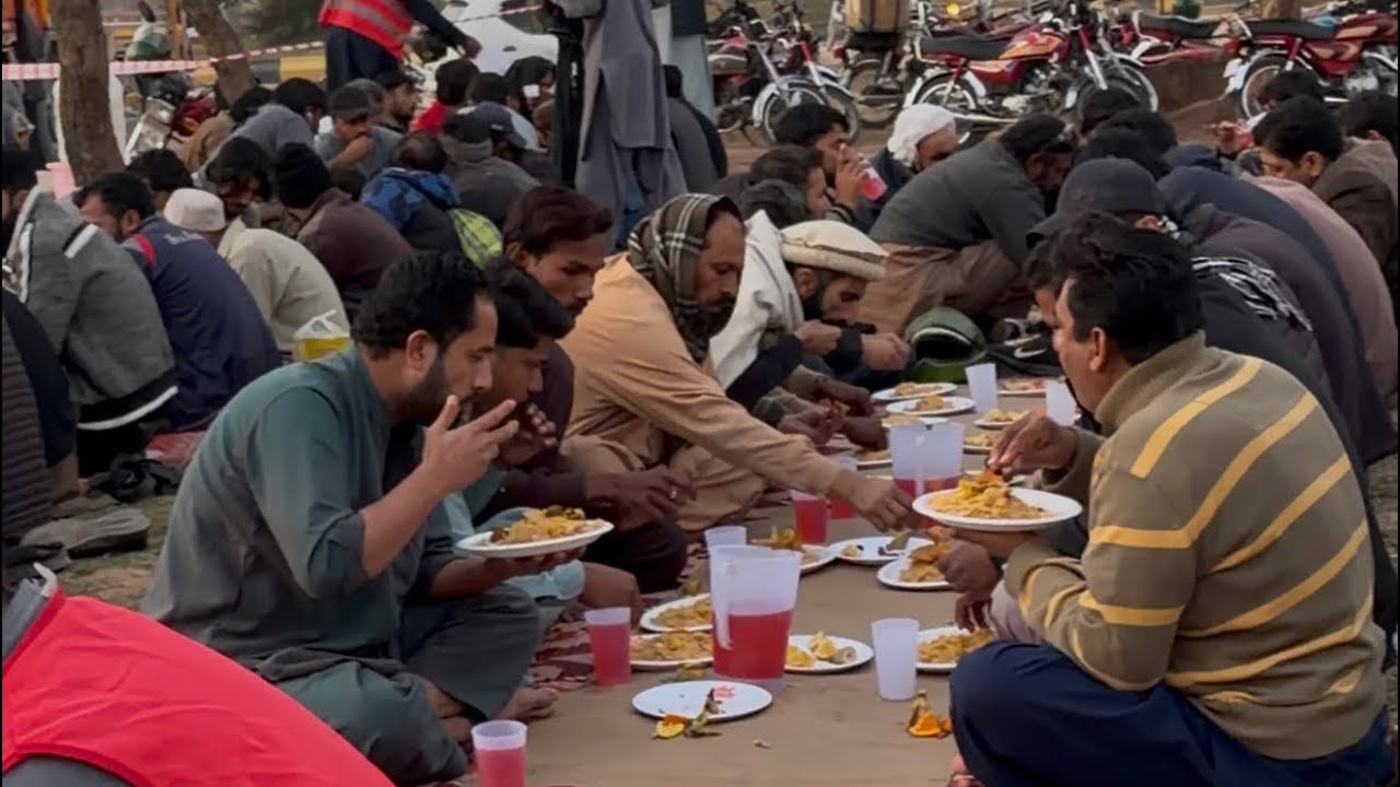 Pehli Roza ki iftaari karwai hai | First fast of Ramadan iftaari distribution 