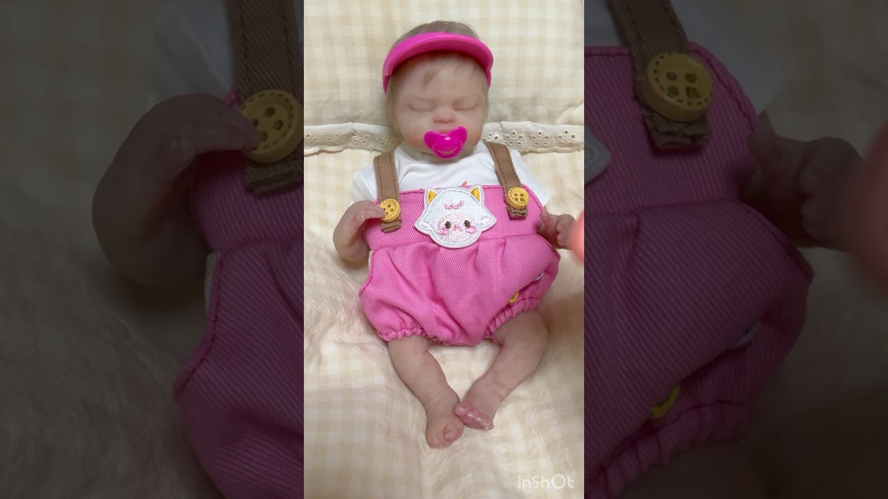 A mini beb&ecirc; reborn de silicone Sara j&aacute; est&aacute; toda linda para passear #diariodeamorreborn #rebornbaby