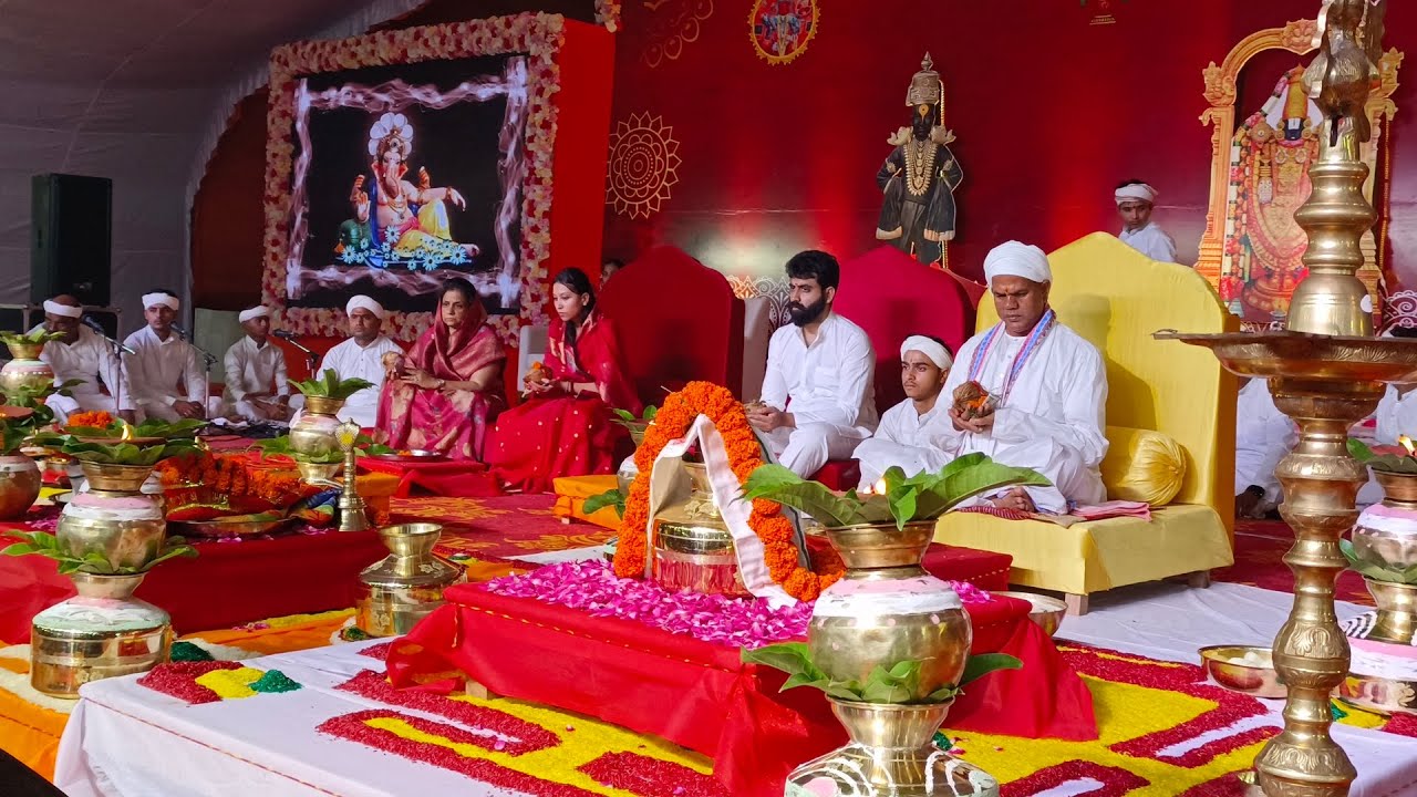 देवास रावतपुरा सरकार पहुंचे आनंद भवन,पुष्पवर्षा कर किया स्वागत,चातुर्मास व्रत अनुष्ठान का शुभारंभ