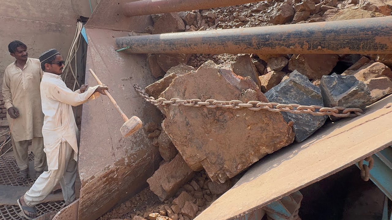 Massive Rock Stuck in Crusher | Extreme Hopper Jam Clearing with Hammer 🔥#stonecrusher 