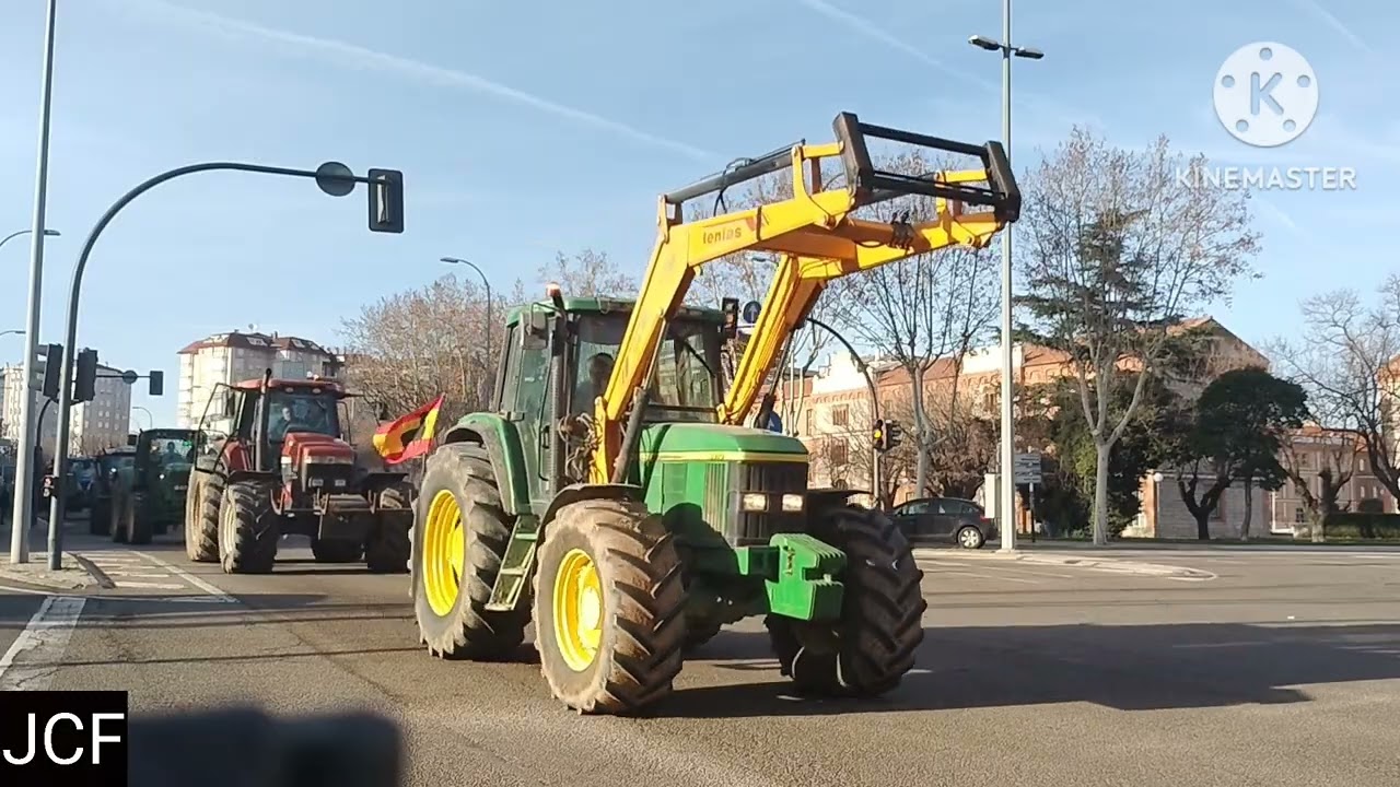 Manifestación concentración protesta de tractores y agricultores por las calles de Zamora, España.